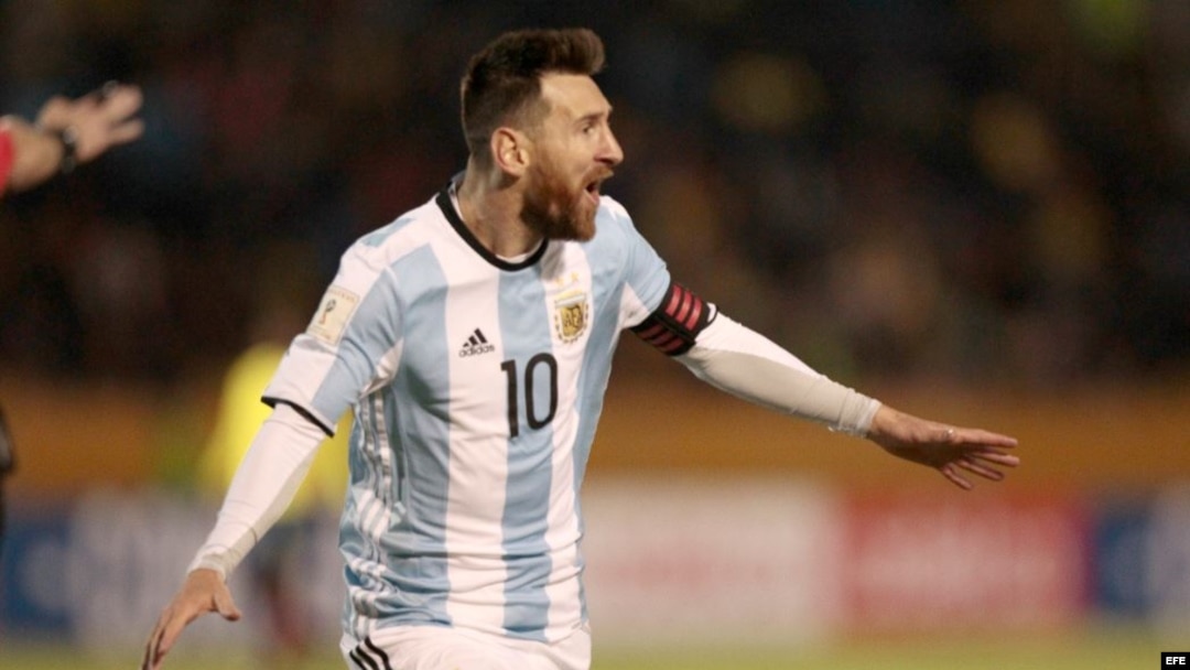 Messi celebra tras anotar uno de sus tres goles frente a Ecuador.