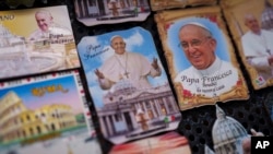 Estampillas con la imagen del Papa Francisco, a la venta frente a la Basílica de Santa María Maggiore, en Roma. (AP/Bernat Armangue)