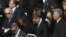 El vicepresidente cubano Miguel Díaz Canel (d) a dos pasos del vicepresidente estadounidense Joe Biden (i) en la misa solemne de inicio de pontificado del papa Francisco. 
