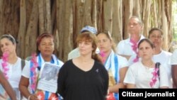 La artista Tania Bruguera acompañó a las Damas de Blanco en su caminata dominical. Foto: Cortesía de Ángel Moya.