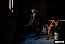 Las noches a oscuras se han convertido en una inconveniente rutina para los cubanos en la isla. (REUTERS/Norlys Perez)