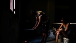 Una pareja de cubanos enciende carbón para cocinar en medio del colapso de la red eléctrica. ( Reuters/Norlys Perez)