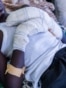 Faouzi Abdulbagi Mahammat Anour, de 18 años, herido por un dron en Tina, Sudán, el 18 de junio de 2026. El pueblo zaghawa, la mayoría étnica en la región occidental de Darfur, está siendo un objetivo particular de las RSF. (Foto de Joris Bolomey / AFP)