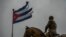 Una bandera cubana ondea frente al monumento a Calixto García en La Habana, durante el paso del huracán Rafael.