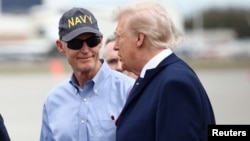 El presidente de Estados Unidos, Donald Trump, junto al senador Rick Scott en el Daytona International Speedway, el 16 de febrero de 2025 en Daytona Beach, Florida. Chris Graythen/Pool vía REUTERS