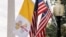 Banderas del Vaticano y Estados Unidos en DC.