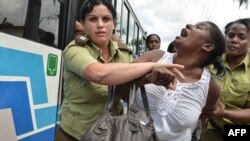 Foto Archivo. Una representante de las Damas de Blanco arrestada violentamente en marzo de 2016.