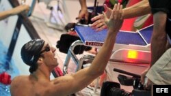 Michael Phelps celebra después de que su equipo ganara la medalla de oro en la prueba de 4x200 metros relevos estilo libre.