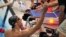 Michael Phelps celebra después de que su equipo ganara la medalla de oro en la prueba de 4x200 metros relevos estilo libre.