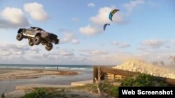 BJ Baldwin y su camión estuvieron en Cuba para filmar un comercial de la bebida <strong>Monster Energy</strong> (actualmente no se vende en la isla), y por cierto establecieron <strong>un récord de altura</strong> cuando su vehículo se elevó 191 pies ante los ojos atónitos de decenas de cubanos.<br />
&nbsp;