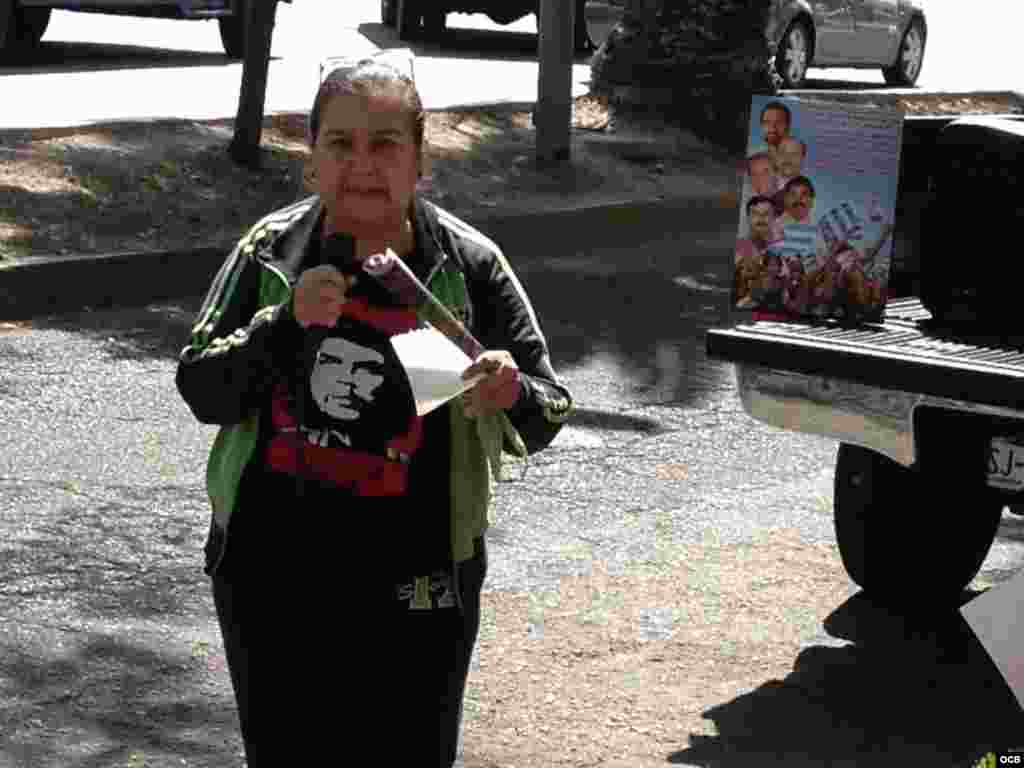 Manifestantes protestan contra la presencia de Yoani en la reunión de la SIP