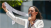 La líder opositora María Corina Machado muestra actas de recuento de votos durante protesta contra reelección de Nicolás Maduro, en Caracas, Venezuela. miércoles 28 de agosto de 2024.