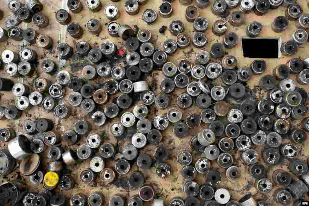 Fotografía de los restos de las bombas lacrimógenas lanzadas en los últimos días en la Plaza Altamira de Caracas (Venezuela).