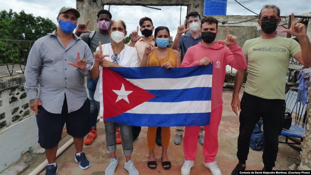 Algunos de los firmantes que entregaron notificación a las autoridades de Cienfuegos para realizar La Marcha contra la Violencia el próximo 20 de noviembre.