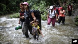 Migrantes atraviesan la peligrosa selva del Darién, en mayo de 2023. (AP/Ivan Valencia/Archivo)