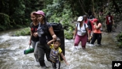 Migrantes en la selva del Darién, entre Colombia y Panamá, el 10 de mayo de 2023. (AP Photo/Iván Valencia).