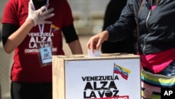 Una mujer venezolana en Colombia acude a las urnas el 12 de diciembre de 2020. (AP Photo/Fernando Vergara).
