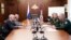 Cabrisas en su reunión con el titular de defensa de Rusia. Tomado de la cuenta oficial en Twitter del Ministerio de Defensa ruso. @mod_russia