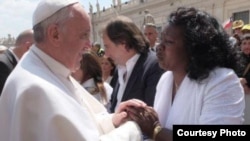 El papa Francisco saluda a la líder de las Damas de Blanco de Cuba, Berta Soler, en mayo de 2013.