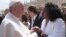El papa Francisco saluda a la líder de las Damas de Blanco de Cuba, Berta Soler, en mayo de 2013.