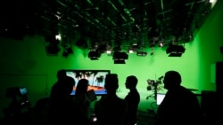 Empleados del canal "Russia Today" se preparan para una visita del presidente ruso Vladimir Putin a la nueva sede de Russia Today en Moscú, Rusia, en junio de 2013. (Yuri Kochetkov/Pool Photo vía AP, archivo)