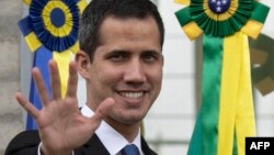 El presidente interino de Veenzuela, Juan Guaidó, en la sede de la Unión Europea en Brasilia. 