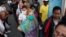 Cubanos esperan en fila para adquirir alimentos en La Habana, a finales de marzo del 2020.