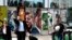 Una parte del Muro de Berlín con imágenes pintadas de los presidentes John F. Kennedy y Ronald Reagan es exhibida en Los Angeles el 9 de septiembre de 2019. (AP Photo/Richard Vogel).