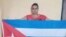 Irina León Valladares, de la Fundación Vueltabajo por Cuba, portando el estandarte nacional bajo la campaña "La bandera es de todos". (Facebook).
