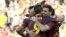 El delantero argentino del FC Barcelona Lionel Messi (d) celebra con sus compañeros el gol conseguido ante el Betis.