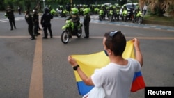 Un joven protesta frente a la policía antimotines en Cali, Colombia, este 9 de mayo. (REUTERS/Juan B Diaz)