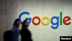 FOTO DE ARCHIVO: Personas caminan junto a un logotipo de Google durante una feria comercial en Hannover Messe.
(REUTERS/Annegret Hilse)