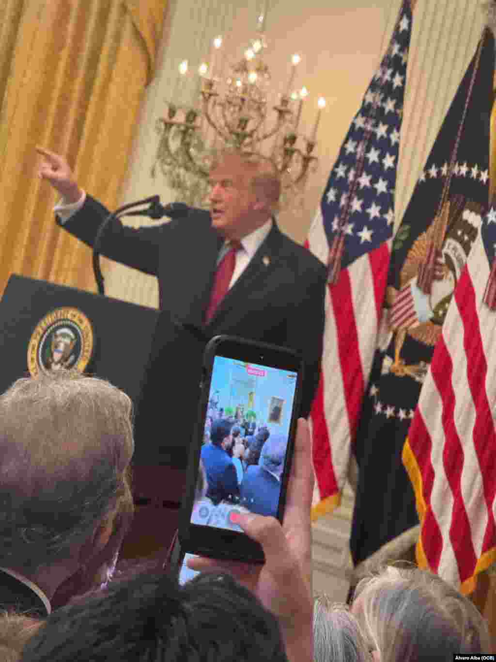 El presidente Donald Trump habla a sus invitados en la ceremonia por el Mes de la Herencia Hispana, en la Casa Blanca. 