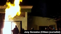 Bomberos trabajan para sofocar las llamas en un contenedor de combustible de la empresa Azutecnia, en la provincia de Granma.