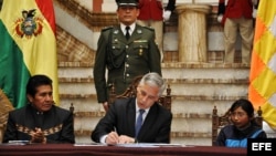 El vicepresidente de Bolivia, Álvaro García Linera (c), que ejerce la presidencia interina por el viaje del mandatario Evo Morales a Brasil, promulga hoy, jueves 17 de julio de 2014, el nuevo código que permite el trabajo infantil