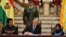 El vicepresidente de Bolivia, Álvaro García Linera (c), que ejerce la presidencia interina por el viaje del mandatario Evo Morales a Brasil, promulga hoy, jueves 17 de julio de 2014, el nuevo código que permite el trabajo infantil