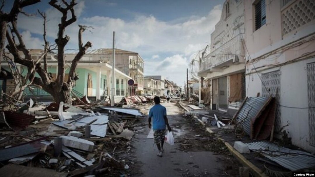 Tejas de fibrocemento y zinc en el suelo, arrancadas por el huracán Irma
