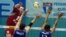Los jugadores cubanos Michael Sánchez (c) y Odelvis Dominico (d) rechazan el ataque del ruso Evgeny Matkoski (i) durante el partido Cuba vs Rusia correspondiente a la Liga Mundial de Voleibol disputado el 1 de junio de 2007.