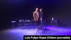 "La tectónica de los sentimientos", puesta en escena de Yoshvani Medina. En la imagen los actores Antonio Hernández y Suzette Silva. 