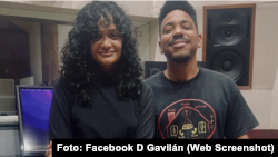 La influencer cubana Anna Bensi y el artista Dairon Gavilán