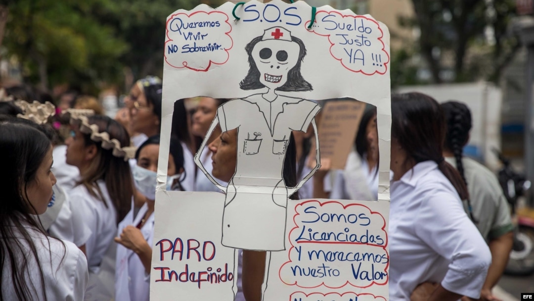 Trabajadores de hospitales públicos protestan en Caracas. 