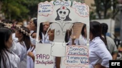 Trabajadores de hospitales públicos protestan en Caracas. 