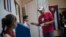Hombre visita las urnas en La Habana el 26 de marzo de 2023. (AP/Ramón Espinosa).