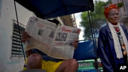 FOTO ARCHIVO. Un cubano lee el diario Granma. AP Photo/Ramon Espinosa.
