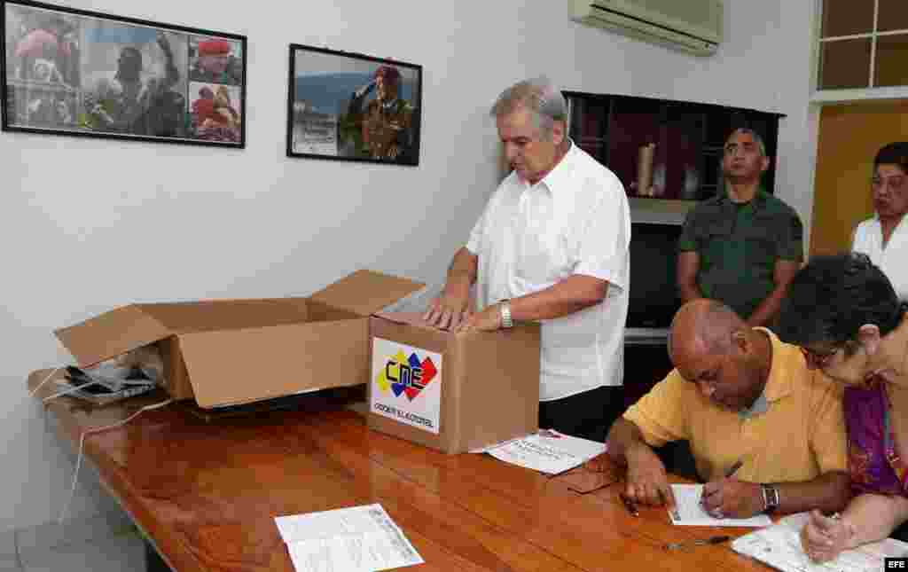 Embajador de Venezuela en Nicaragua, Jos&eacute; Javier Arr&uacute;e (i), durante la instalaci&oacute;n de la mesa electoral en Managua (Nicaragua), donde ejercer&aacute;n su voto los 114 ciudadanos venezolanos residentes en el pa&iacute;s.