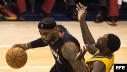 LeBron James (i) de los Heat de Miami contra Lance Stephenson (d) de los Pacers de Indiana.