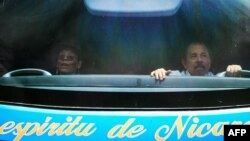 El mandatario de Nicaragua, Daniel Ortega, y su esposa la vicepresidenta Rosario Murillo, dentro de un bus. Julio 6 de 2019. Foto de Maynor Valenzuela. (AFP).