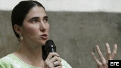 La bloguera y activista cubana Yoani Sánchez durante su intervención en el encuentro organizado por profesionales de las redes sociales y comunidades "online", celebrado hoy en Madrid