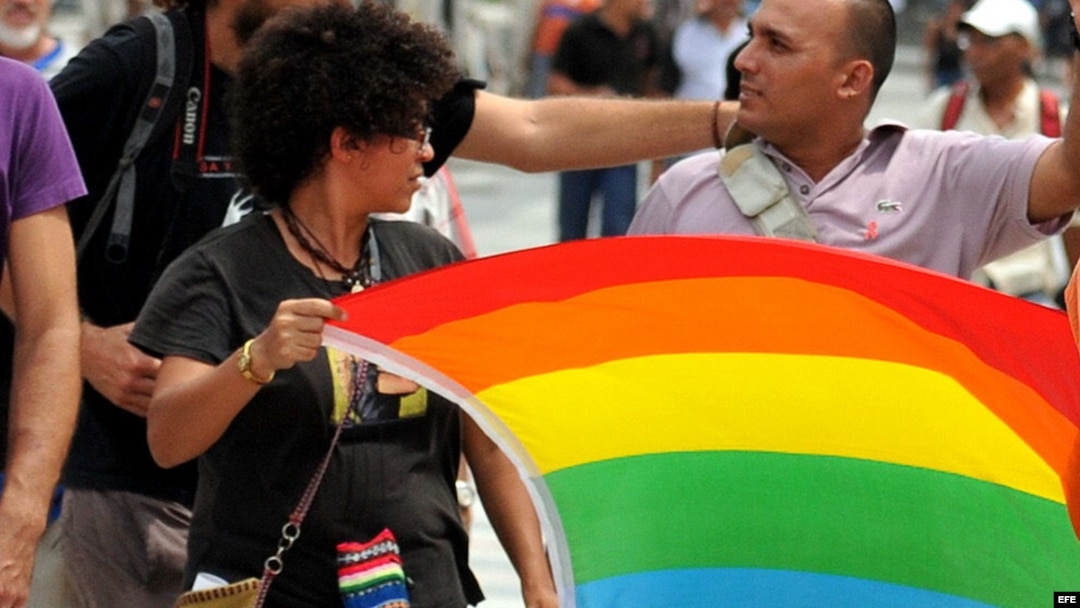 La activista Leannes Imbert sostiene la bandera del movimiento LGBT.