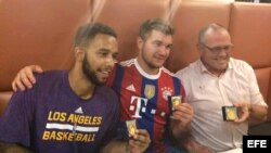 Los estadounidenses Anthony Sadler (i) Alek Skarlatos (c) y el británico Chris Norman (d), después de recibir la medalla de la ciudad de Arras por detener a un terrorista en el tren Thalys.